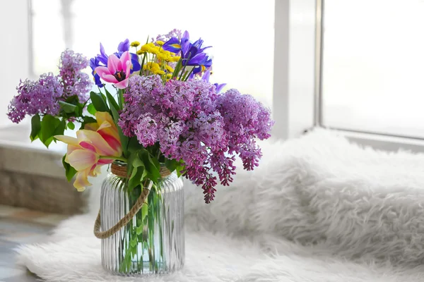 Buquê de flores frescas da primavera — Fotografia de Stock