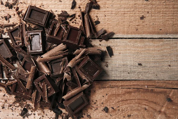 Pezzi di cioccolato su sfondo — Foto Stock