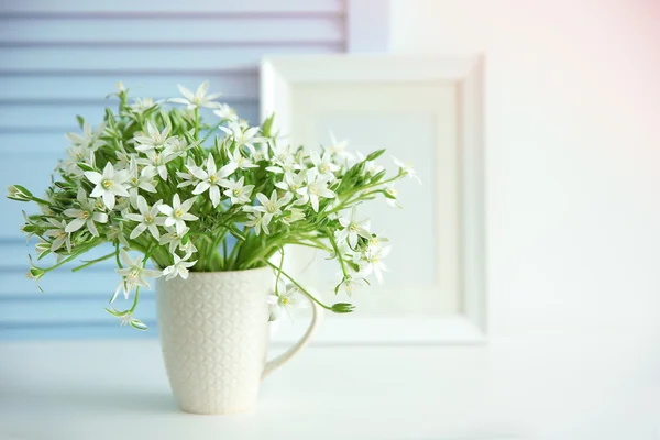 Маленькі білі квіти — стокове фото