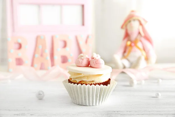 Az asztalon finom cupcake — Stock Fotó