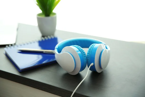 Novos fones de ouvido na mesa — Fotografia de Stock