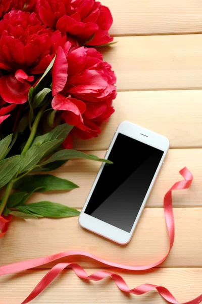 Fresh bouquet and cellphone — Stock Photo, Image