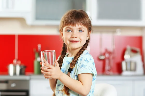 Niedliches kleines Mädchen — Stockfoto