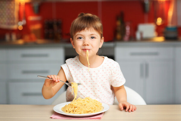 Очаровательная девочка ест
  