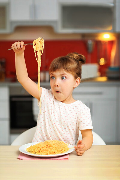 Очаровательная девочка ест
  