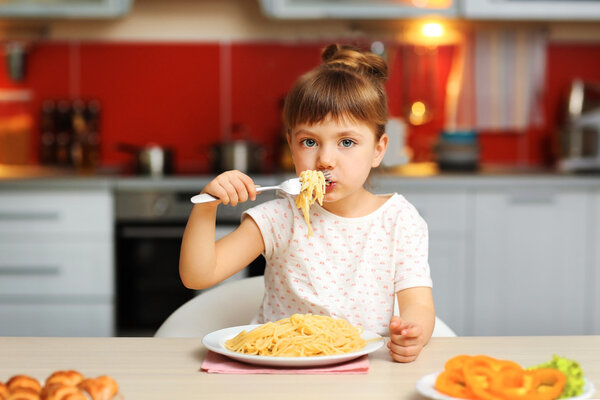 Очаровательная девочка ест
  