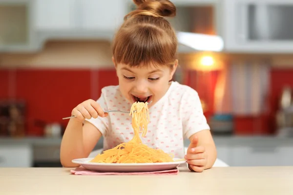 愛らしい少女を食べる — ストック写真