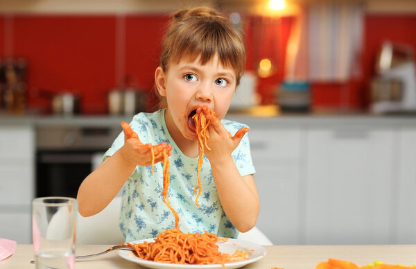 Очаровательная девочка ест
  