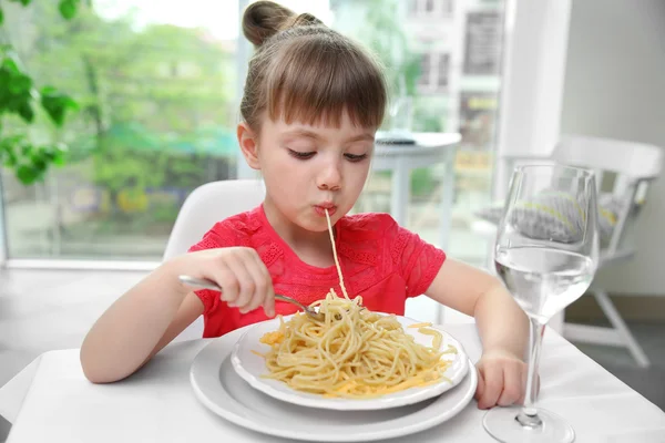 Menina pequena comer massa — Fotografia de Stock