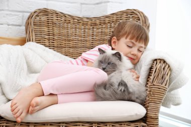 küçük kız ve kedi 