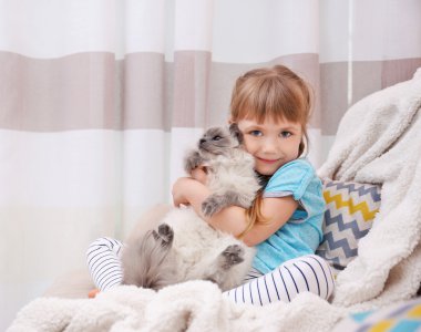 küçük kız ve kedi 