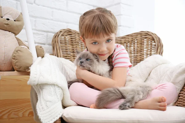 Klein meisje en kat — Stockfoto