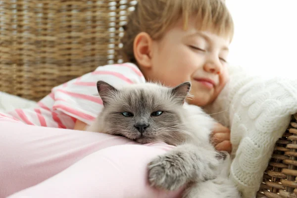 Klein meisje en kat — Stockfoto