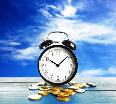 Çalar saat ve para sikke