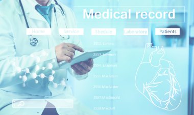 Tıp doktor tablet-pc ile çalışma.