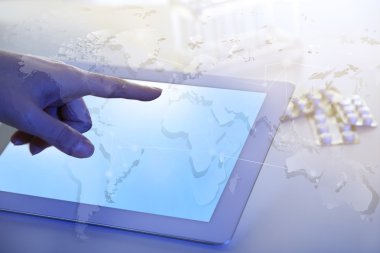 Tıp doktor tablet-pc ile çalışma. 