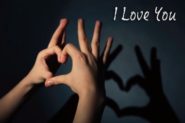 Arka plan üzerinde kalp şeklinde el