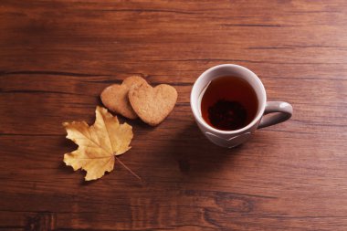 sonbahar dekorasyonu ile çay