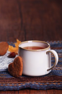 sonbahar dekorasyonu ile çay