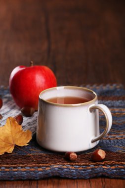 sonbahar dekorasyonu ile çay