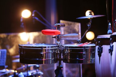 Sahnede müzik aletleri 