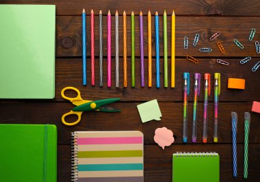 Okul notebook, renkli kalemler ve kurşun kalemler ile ayarla 
