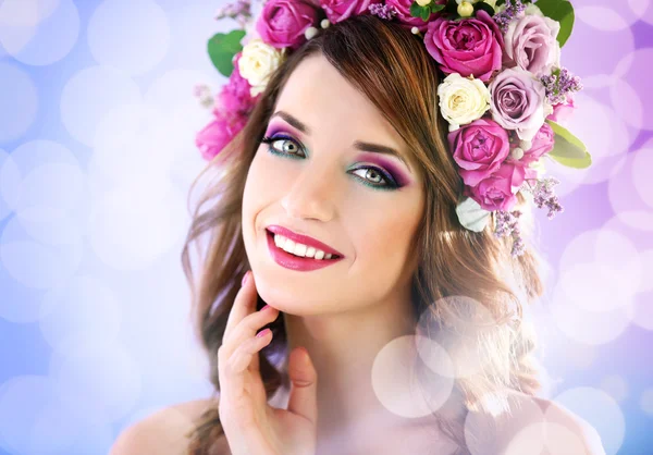 Woman wearing floral headband — Stock Photo, Image