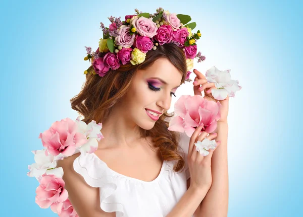 Žena nosí květinová čelenka — Stock fotografie