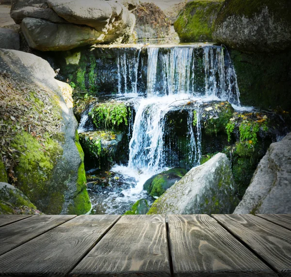 Tavolo vuoto in legno sulla cascata — Foto Stock