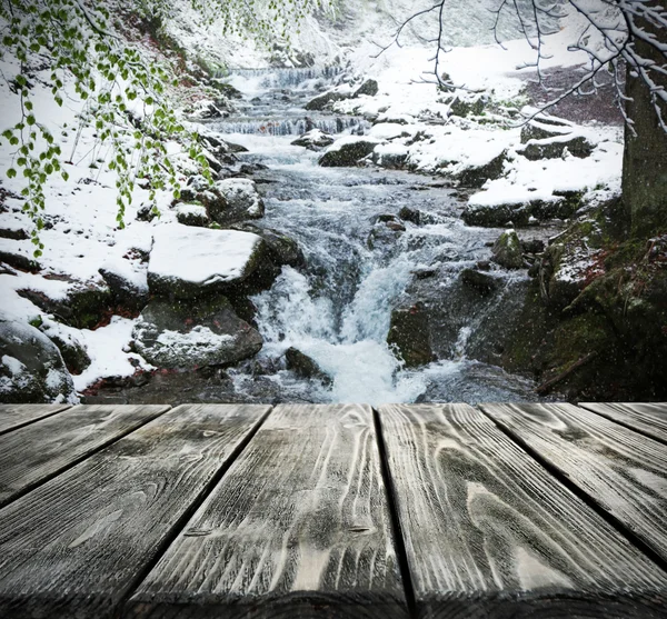 Mesa de madeira vazia na cachoeira — Fotografia de Stock