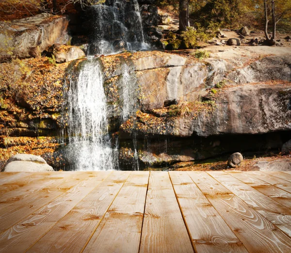 滝の空の木のテーブル — ストック写真