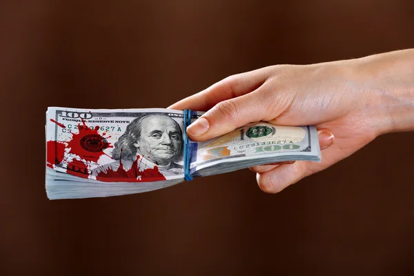 Mano tiene i soldi con macchie di sangue — Foto Stock