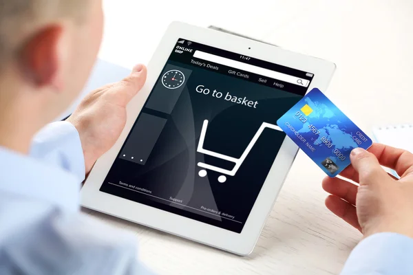 Человек покупки в Интернете с цифровым планшетом — стоковое фото