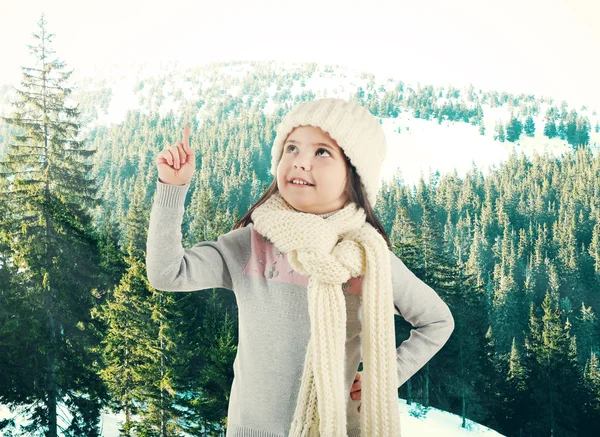 Malá holčička v trendy pletené oblečení — Stock fotografie
