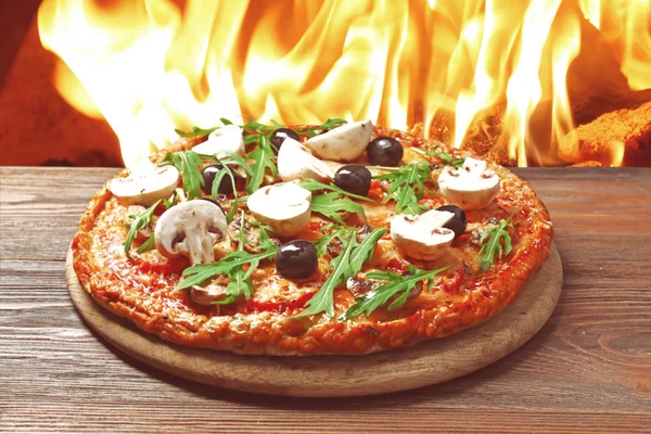 Smakelijke pizza met groenten en rucola — Stockfoto