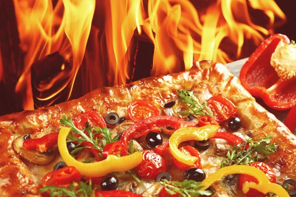 Färsk hemgjord pizza — Stockfoto