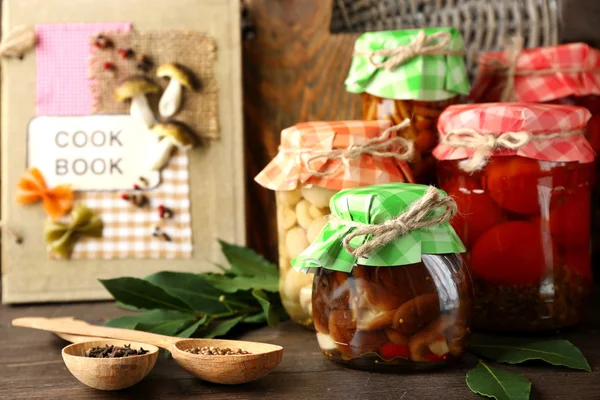 Potten met ingemaakte groenten — Stockfoto