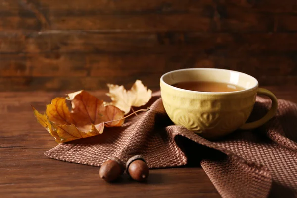 Φλιτζάνι τσάι με διακόσμηση φθινόπωρο — Φωτογραφία Αρχείου