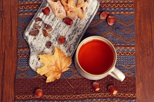 秋の装飾と紅茶 1 杯 — ストック写真