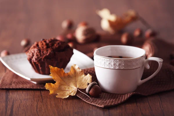 Tasse de thé avec décor d'automne — Photo