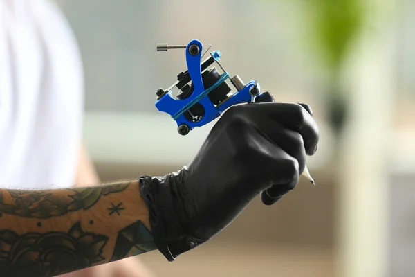 Mannens hand innehav tattoo maskin — Stockfoto