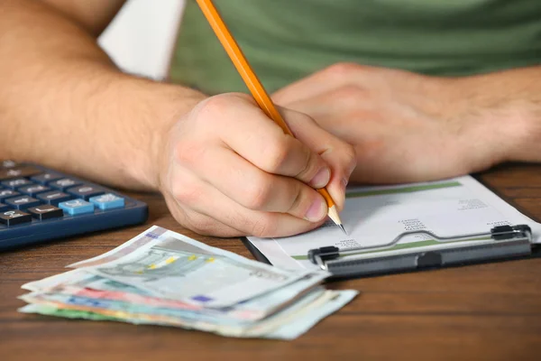 Man working on financial report — Stock Photo, Image