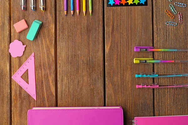 Conjunto escolar con cuadernos, bolígrafos de colores y lápices —  Fotos de Stock