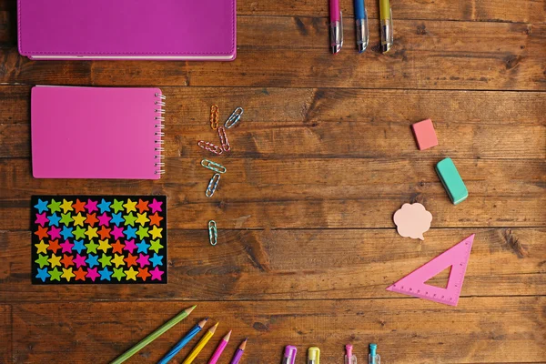 Conjunto escolar com cadernos, canetas coloridas e lápis — Fotografia de Stock
