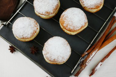 pudra şekeri ile çörek