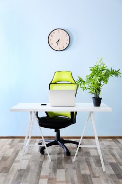 Dizüstü bilgisayarı olan modern işyeri