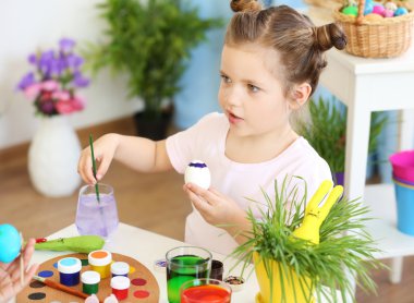 küçük kız dekorasyon Paskalya yortusu yumurta 