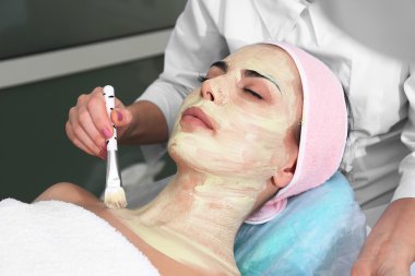 Genç kadın yüz yordamlar sahip bir Güzellik Salonu