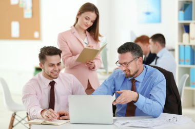 Genç mühendis ofiste çalışıyor