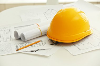 Planları ile sarı kask